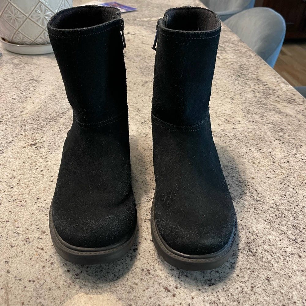 Girls Black Tillee Bow Ugg Boots 
Size 4 Girls